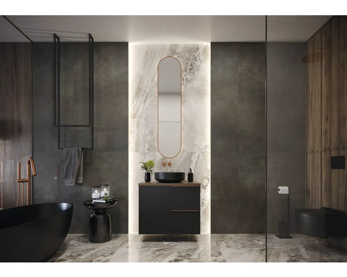 Baie luminoasă cu dulap sub chiuvetă, oglindă, cadă și toaletă