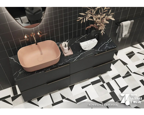 Baie modernă cu dulap de lavoar, lavoar așezat și gresie geometrică