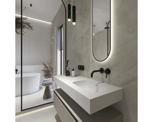 Baie modernă cu cadă independentă, lavoar și oglindă