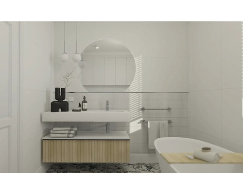 Baie luminoasă cu lavoar, oglindă rotundă, cadă și podea de marmură