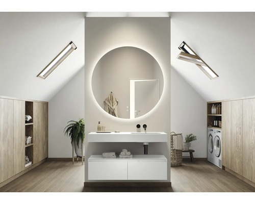 Baie luminoasă la mansardă cu lavoar, oglindă rotundă cu iluminare, ferestre de mansardă și mașină de spălat.