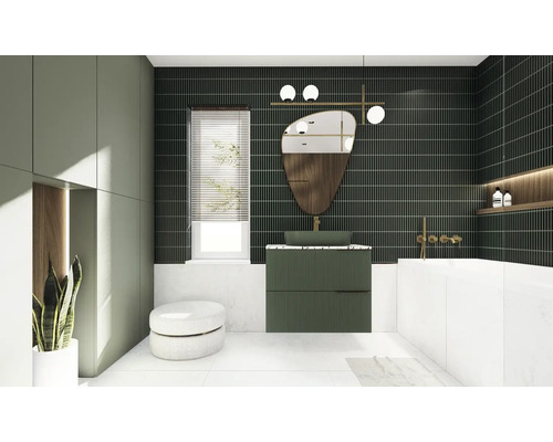 Baie luminoasă cu chiuvetă, oglindă, toaletă și cadă.