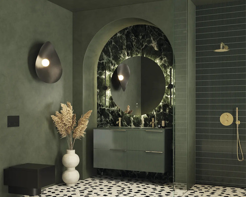 Baie modernă cu lavoar, oglindă, duș și elemente decorative