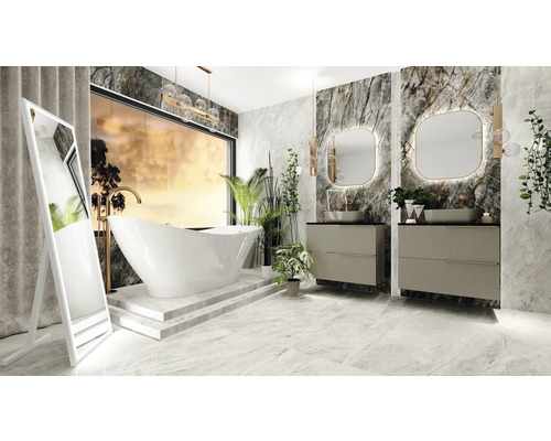 Baie modernă cu cadă freestanding, chiuvete și oglindă