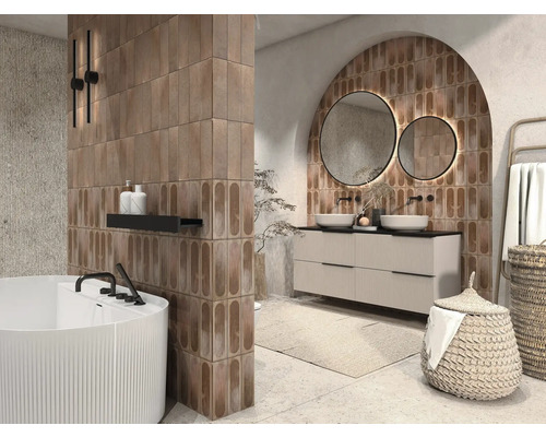 Baie modernă cu cadă, chiuvetă și oglindă