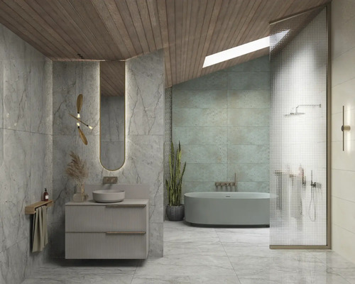 Baie cu cadă, chiuvetă, oglindă și tavan cu grinzi de lemn