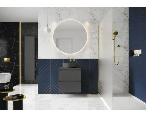 Baie modernă cu lavoar, oglindă și duș