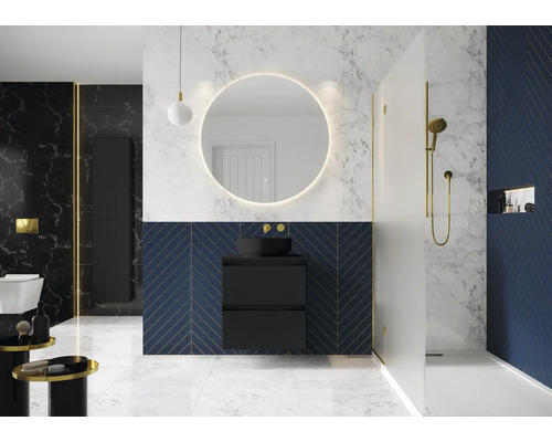 Baie modernă cu lavoar, oglindă cu iluminare și duș.