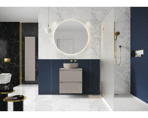 Baie modernă cu lavoar, oglindă cu iluminare, duș și perete de marmură