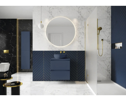 Baie cu lavoar, oglindă, duș și toaletă