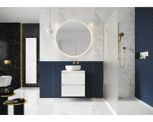 Baie modernă cu dulap de lavoar, oglindă, duș și toaletă.