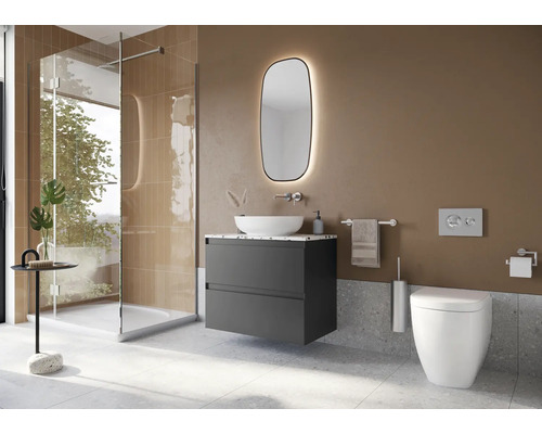 Baie modernă cu duș, lavoar, oglindă și toaletă.