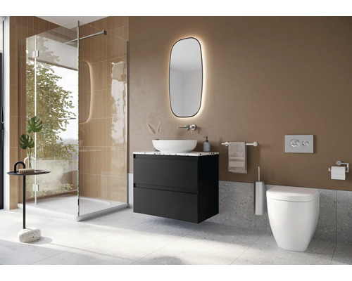 Baie cu duș, lavoar cu oglindă și toaletă