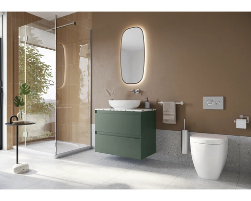 Baie modernă cu duș, chiuvetă, oglindă și toaletă.