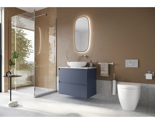 Baie modernă cu duș, lavoar, oglindă și toaletă.