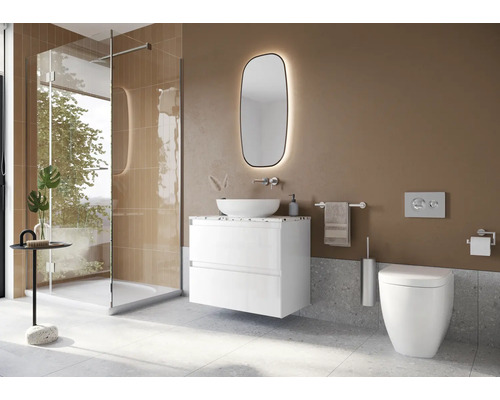 Baie modernă cu duș, lavoar, oglindă și toaletă.