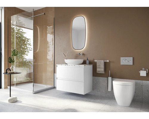 Baie modernă cu duș, lavoar, oglindă și toaletă.