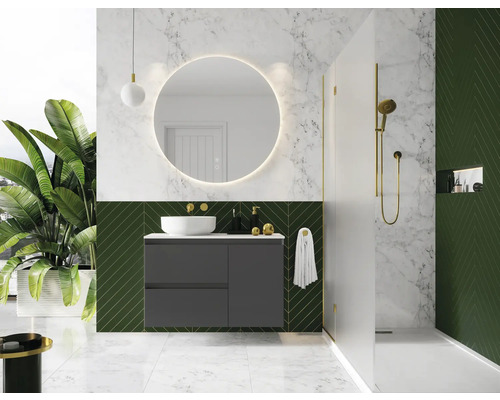 Baie modernă cu lavoar, oglindă, duș și plante