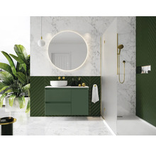 Baie modernă cu dulap verde sub lavoar, oglindă rotundă și duș
