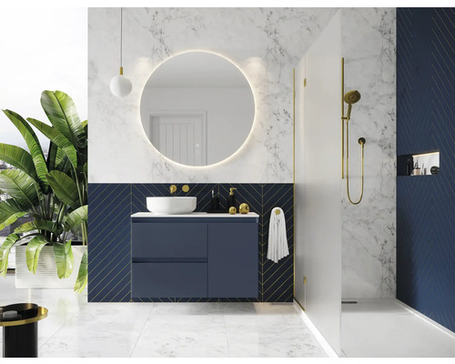 Baie modernă cu lavoar, oglindă, duș și plante