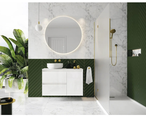 Baie modernă cu lavoar, oglindă, duș și plante.