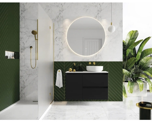 Baie cu duș, lavoar, oglindă și faianță verde