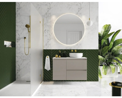 Baie modernă cu lavoar, oglindă, duș și accente verzi