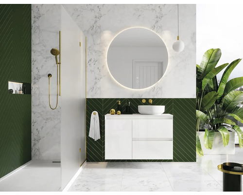 Baie cu chiuvetă, oglindă, duș și accente verzi