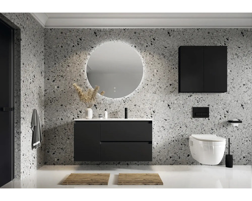 Baie modernă cu lavoar, oglindă, dulap suspendat și toaletă în fața unui perete cu model