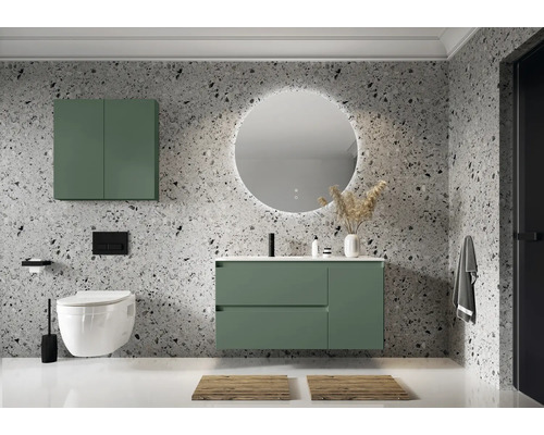 Baie modernă cu lavoar, oglindă, toaletă și spațiu de depozitare