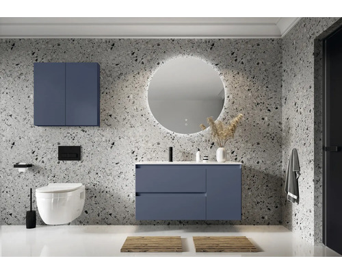 Baie modernă cu lavoar, dulap cu oglindă și toaletă în fața unui perete cu model de piatră