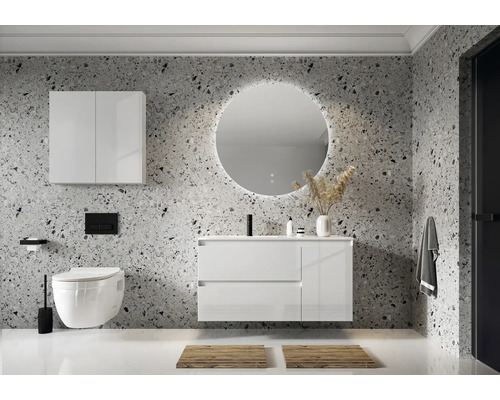 Baie modernă cu lavoar, oglindă, dulap suspendat și toaletă în fața unui perete cu model de piatră