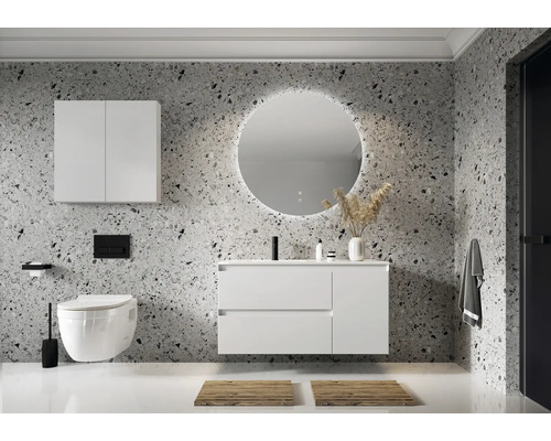 Baie modernă cu chiuvetă, oglindă, toaletă și dulap