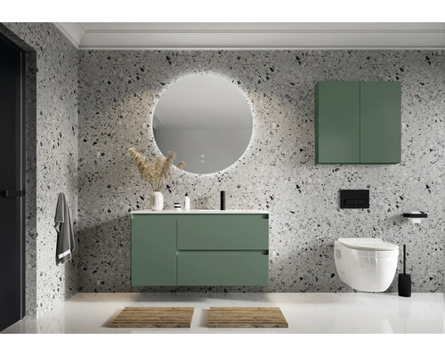 Baie modernă cu dulap sub lavoar, oglindă, dulap suspendat și toaletă în fața unui perete cu model