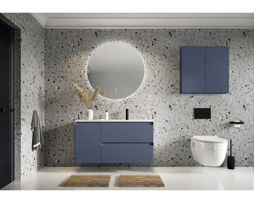 Baie modernă cu lavoar, dulap cu oglindă, toaletă și decorațiuni.