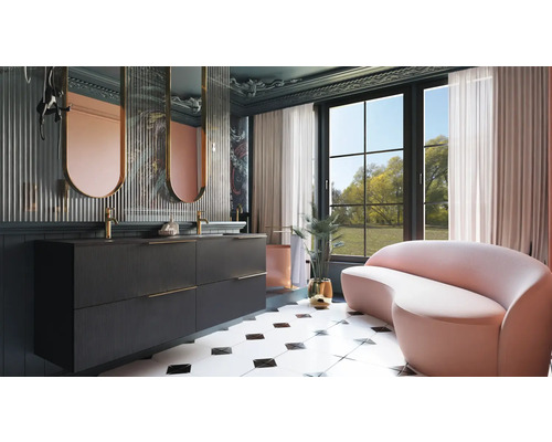 Baie cu lavoar, oglinzi și canapea în fața unei ferestre