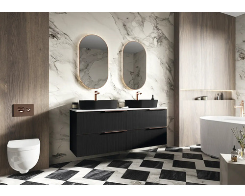 Baie modernă cu lavoar dublu, chiuvete negre de blat, oglinzi ovale cu iluminare și un vas de toaletă suspendat.