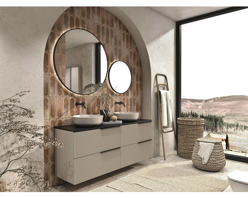 Baie cu chiuvetă, oglinzi, coșuri de rufe și suport pentru prosoape în fața unei ferestre mari