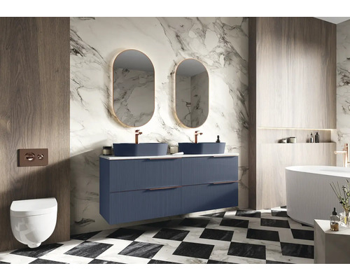 Baie modernă cu chiuvetă dublă, oglinzi ovale și model de tablă de șah alb-negru