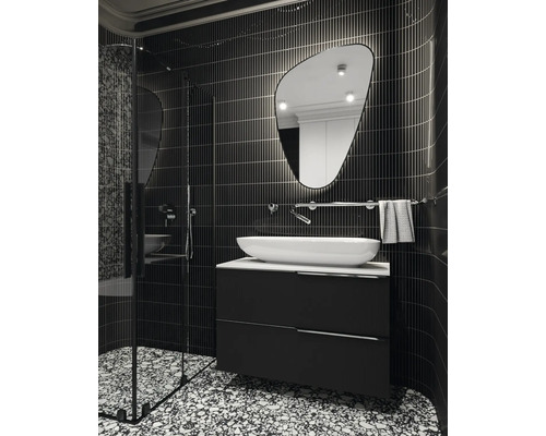 Baie modernă cu duș, chiuvetă și oglindă neobișnuită