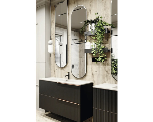 Baie modernă cu dulap de lavoar, oglindă și plante