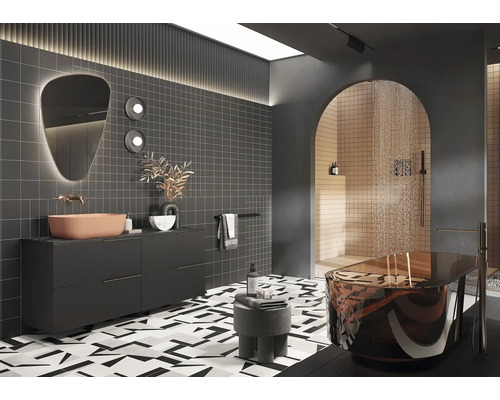 Baie modernă cu cadă, lavoar, oglindă și faianță cu model