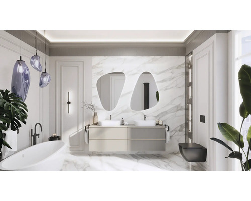 Baie modernă cu cadă, lavoar, oglinzi și toaletă