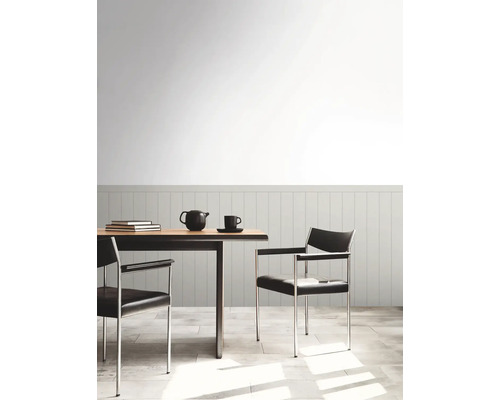 Masa de sufragerie cu scaune, ceainic și ceașcă într-o cameră luminoasă.