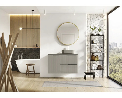 Baie luminoasă cu cadă, lavoar, oglindă și raft