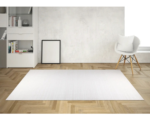 Cameră luminoasă cu covor alb, scaun, raft și ramă foto.