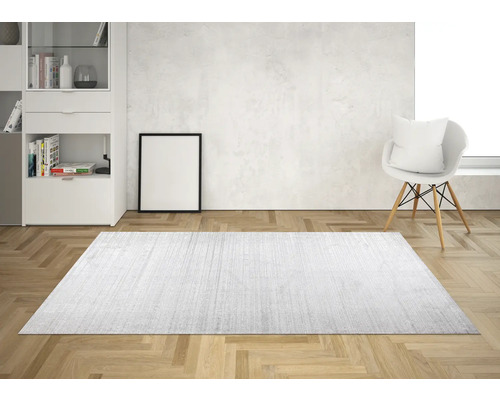 Covor în camera de zi cu dulap, scaun și ramă