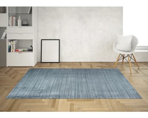 Covor albastru cu model în dungi într-o cameră luminoasă cu mobilier