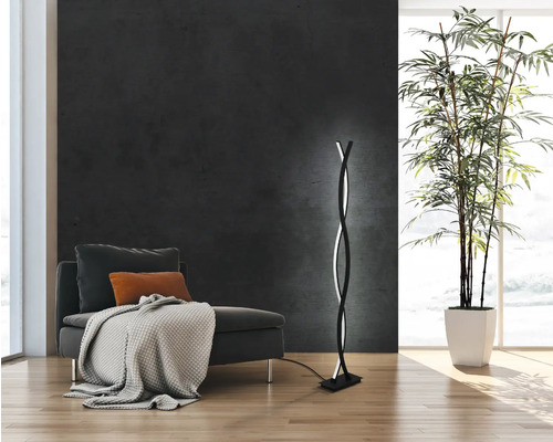 Cameră de zi modernă cu fotoliu, plantă de interior și lampă de podea spiralată