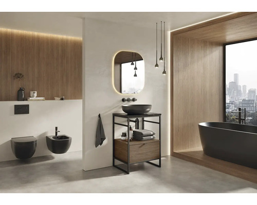 Baie modernă cu toaletă, bideu, chiuvetă, oglindă și cadă